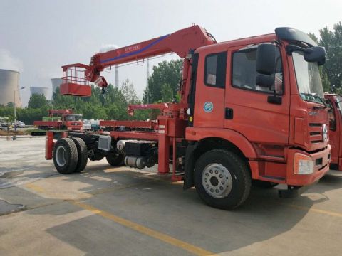 點(diǎn)擊查看詳細(xì)信息<br>標(biāo)題：6.3噸大運(yùn)隨車吊 閱讀次數(shù)：1835